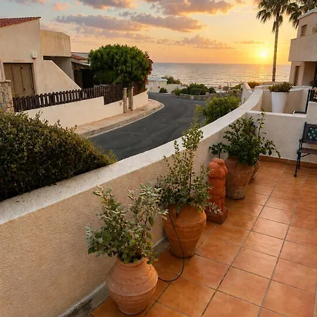 Apartamento The Anassa - Gated Beachfront Retreat & Pool